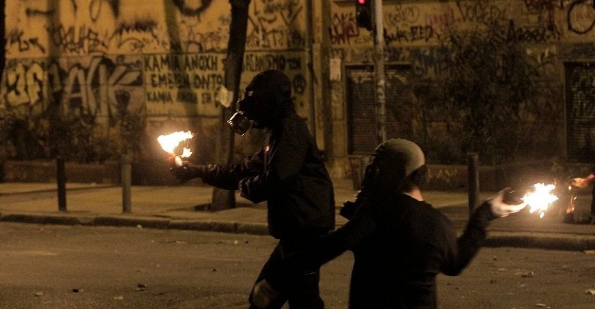 Άρχισαν τα όργανα: Αντιεξουσιαστές «πολιορκούν» το κτίριο Αβέρωφ στο Πολυτεχνείο – Σε συναγερμό η Αστυνομία για την επέτειο